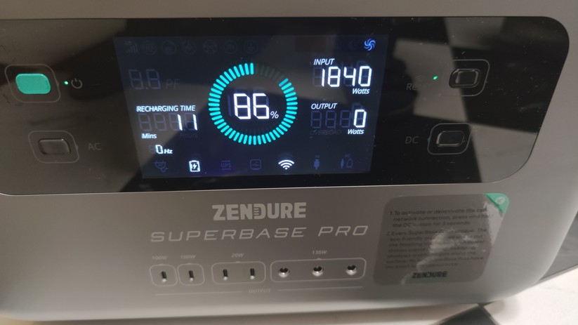 Zendure Superbase Pro: Mit 1800 Watt maximaler AC-Ladeleistung ist die Powerstation nach einer Stunde bereits zu 80 Prozent geladen. 