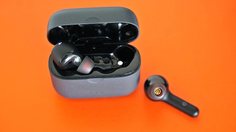 Das Nachladen des Ladeetuis klappt kabellos.