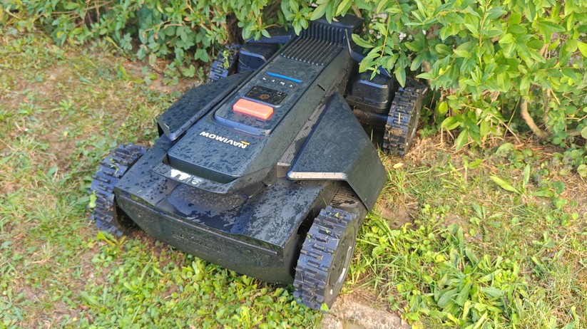 Segway Navimow X420: Großer und schwerer Allrad-Mähroboter mit RTK- und Kamera-Navigation für Rasenflächen bis 2000 m², 42 cm Schnittbreite, lenkbare Vorderräder, aber ohne Kantenschnittoptimierung.