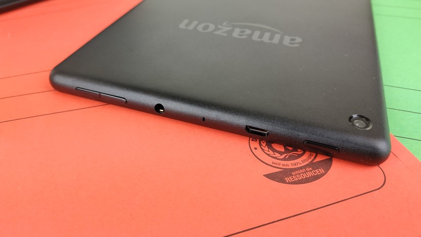 Oben sind Power-Button, Lautstärkewippe, Kopfhörerbuchse und Micro-USB-Anschluss untergebracht.