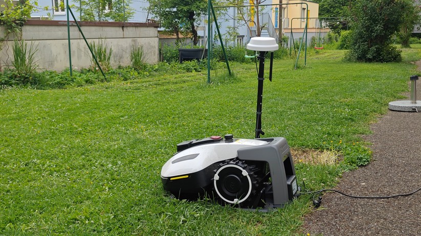  Ladestation und RTK-Antenne