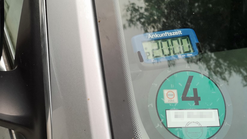 Diese elektronische Parkscheibe ist klein, unauffällig und zugelassen.