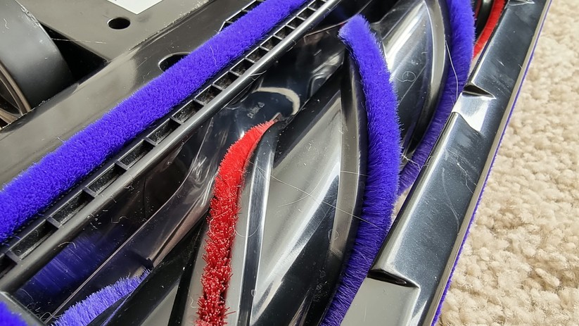 Die Bürste (hier Moosoo X6) ist bei beiden Saugern nicht optimal konstruiert