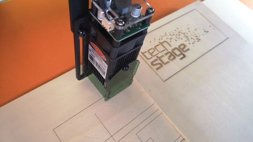 Die eingefärbten Scheiben schützen zumindest bis zu einem gewissen Sichtwinkel.