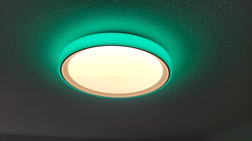 Die Aqara Deckenleuchte T1M funkt mit Zigbee und benötigt daher einen Hub. Sie ist außerdem kompatibel zu Homekit und Matter, sodass sie auch von anderen Smart-Home-Zentralen wie Apple Home, Samsung Smartthings, Homey Pro, Home Assistant, Google Home sowie Amazon Echo und Echo Hub steuern lässt. Die Hauptlampe mit einem Durchmesser von knapp 50 cm unterstützt eine Weißfarbton-Steuerung, während das umlaufende Seitenlicht dank RGBIC-Technik sehenswerte Animationen und Farbverläufe darstellen kann. Ihre LEDs sind hell genug, um einen Raum mit einer Größe von bis zu 25 m² zu beleuchten. Die maximale Leistungsaufnahme beträgt 25 Watt.  