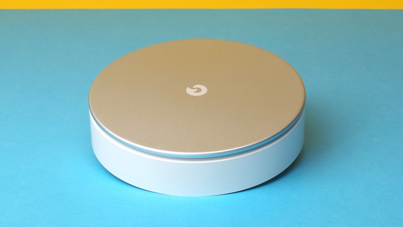 Die Sirene ist groß, schwer und laut und eignet sich zur Aufstellung sowie zur Wandmontage.