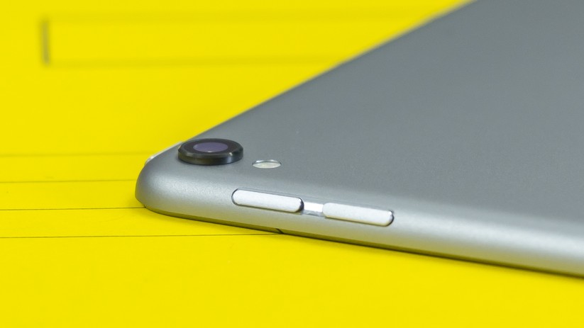 Im iPad Pro 10.5 hat Apple die gleichen Kamera verbaut, wie man sie sonst von den aktuellen iPhones kennt. Das hat zur Folge, dass die Kamera gefühlt meterweit aus dem Gehäuse heraus guckt.