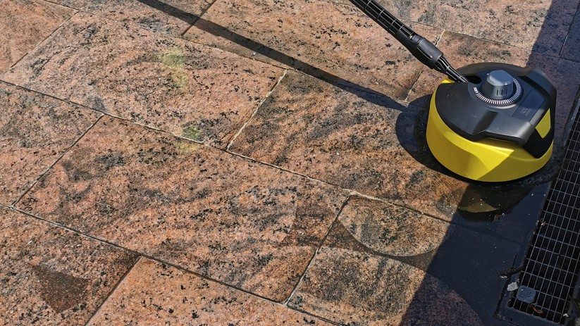 Der Terrassenreiniger T350 von Kärcher reinigt auch stark verschmutzte Oberflächen in nur einem Arbeitsgang.