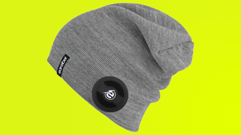 In dieser Mütze stecken zwei kleine Bluetooth-Lautsprecher.