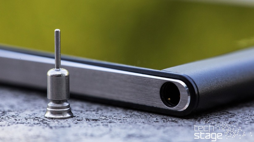 Schon beim ersten Auspacken des P6 steht fest: Diese Abdeckung für die Kopfhörerbuchse wird bald verloren sein – und damit auch der Stift zum Öffnen der Kartenslots. Immerhin, für die zweite Aufgabe tut's auch eine Büroklammer.