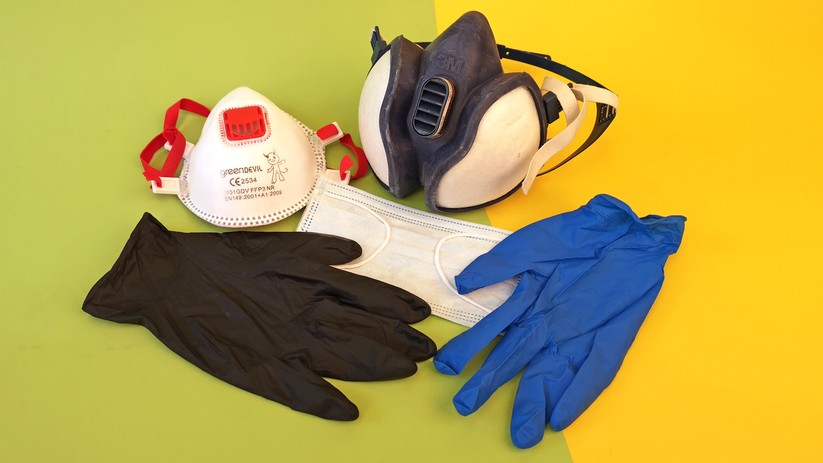 Handschuhe und Mundschutz sind beim Umgang mit flüssigem Resin zwingend notwendig.