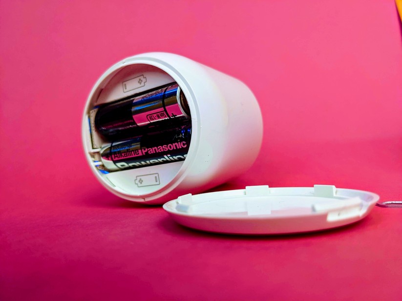 Hinter dem Deckel verbirgt sich das Fach für zwei AA-Batterien.