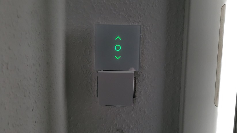 Der Refoss-Rolladenschalter ist schnell installiert und bietet LED-beleuchtete Bedienelemente.