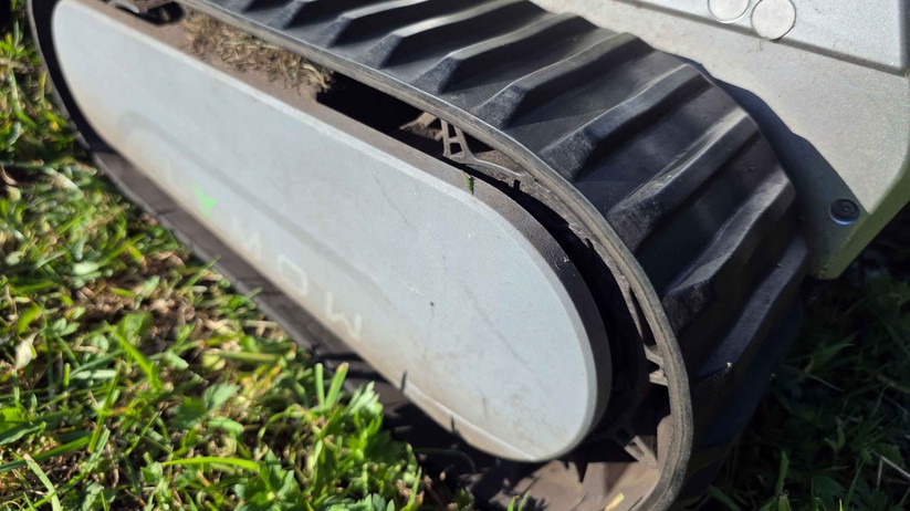 Lymow One Plus: Mähroboter mit Raupenantrieb, RTK- und kameragestützte Navigation sowie ungewöhnlich große Rotationsmesser.
