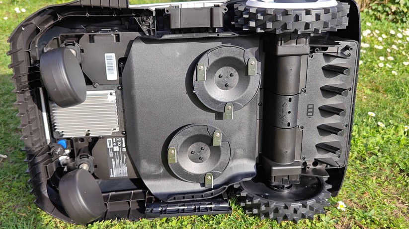 Der Ecovacs Goat A3000 LiDAR bietet eine Schnittbreite von 33 cm und integriert einen Rasentrimmer. Letzterer muss nach dem Auspacken mit einem langen Kreuzschlitz-Schraubenzieher montiert werden.