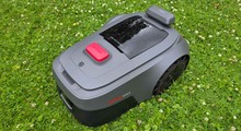 Der Mähroboter Mova Viax 500 navigiert mithilfe von LiDAR und Kameras. Er bietet eine Schnittbreite von 20 cm und mäht Flächen bis zu 600 m².