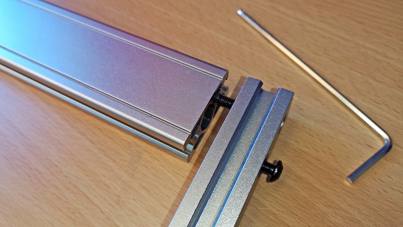 Zuerst werden die Schrauben nur leicht angezogen. 