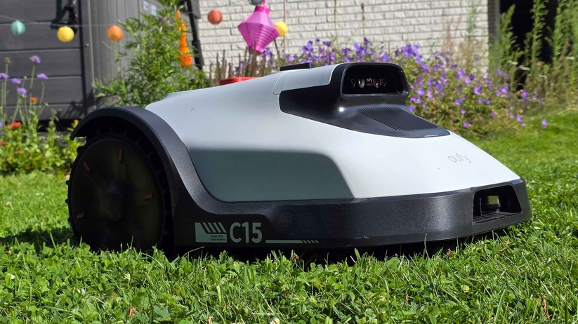 Der Eufy C15 navigiert ausschließlich mithilfe von Kameras, bietet eine Schnittbreite von 18 cm und ist für eine Rasenfläche bis 500 m² geeignet. Ideal für kleinere Stadtgärten, in denen ein RTK-Empfang meist problematisch ist.