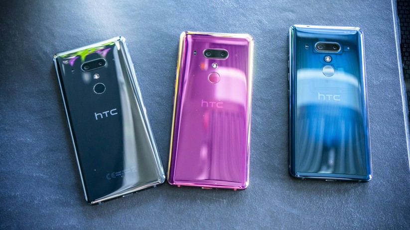 Das HTC U12+ kommt in drei Farben: Schwarz, Rot und Blau.