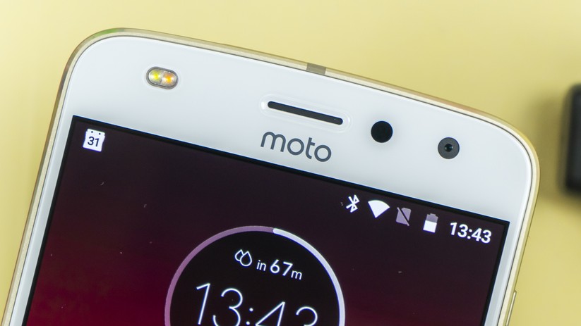 Die vordere Seite des goldenen Moto Z2 Play ist weiß.