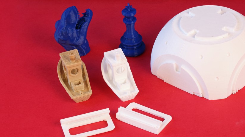 Das Schiffchen aus weißem PLA ist deutlich ordentlicher gedruckt, als das aus Holz-Filament.