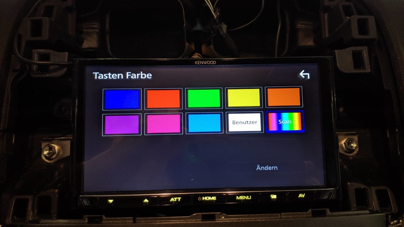Die Tasten erstrahlen in vielen verschiedenen Farben.