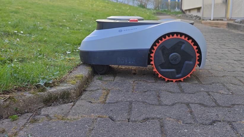 Randsteine mit einer Höhe von 4-5 cm verhindern, dass der Navimow i208 abgelegene Zonen erreicht.