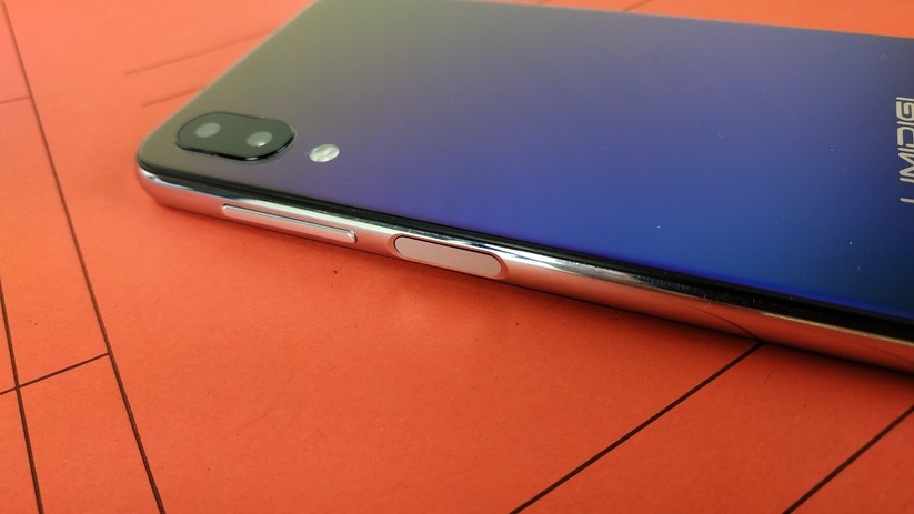 Der Fingerabdrucksensor ist beim Umidigi One in den Power-Button integriert.