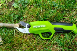 Akku-Astschere Workpro 7,2 V im Test: sicher, günstig, kraftvoll