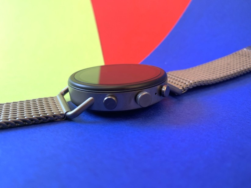 Das Gehäuse ist gut verarbeitet. Der Plastikring um das Display ist aber anfällig für Kratzer