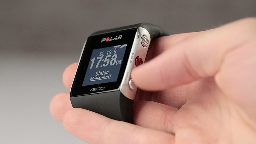 Die Bedienung der Polar V800 erfolgt über insgesamt fünf mechanische Buttons. Die Tasten für Hoch, Runter und Start sitzen rechts am Gehäuse.