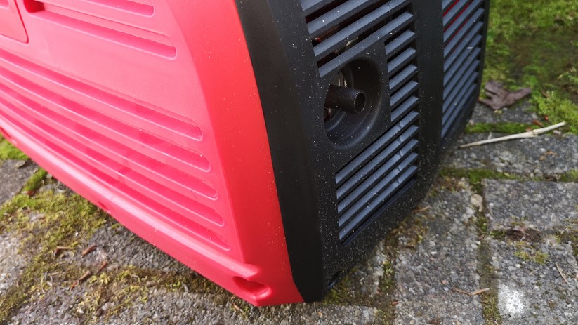 Der Benzinmotor ist von Klang und Lautstärke mit einem Mofa vergleichbar.