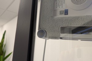  Fensterputzroboter mit Kantenschrubber
