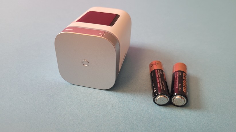  Die beiden AA-Batterien für eine Laufzeit von bis zu zwei Jahren sorgen.