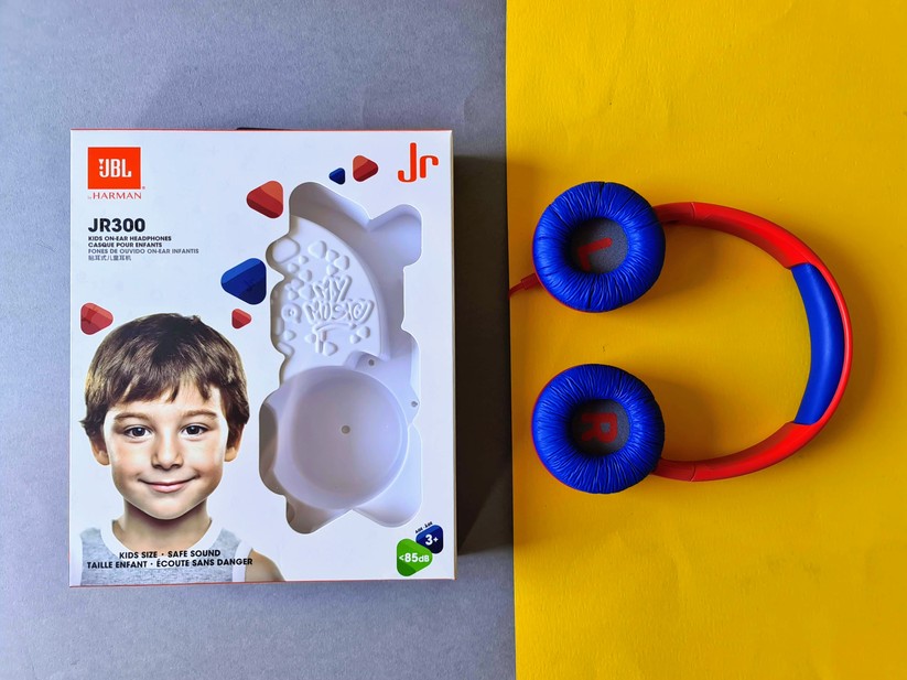 Die Kopfhörer von JBL, die Nachfolger ähneln dem Design, haben aber zusätzlich ein Mikrofon im Kabel. 