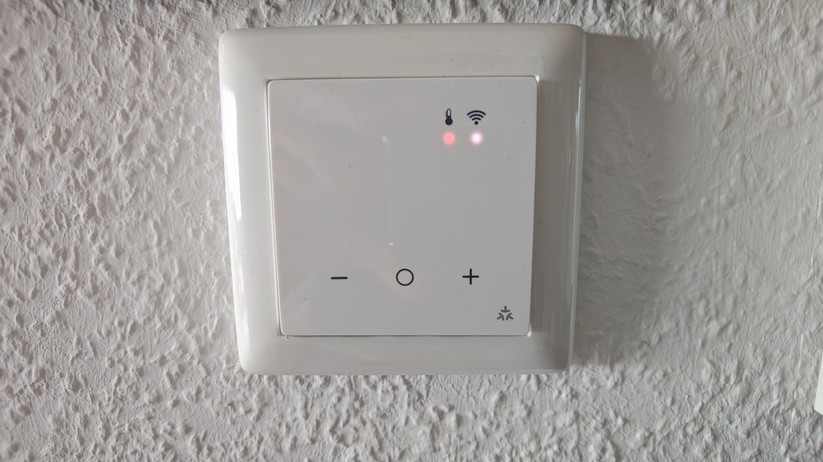 Eberle UTE-3500: Smartes Thermostat für wassergeführte Fußbodenheizungen. Dank Matter-Unterstützung kann es von vielen Smart-Home-Zentralen gesteuert werden.