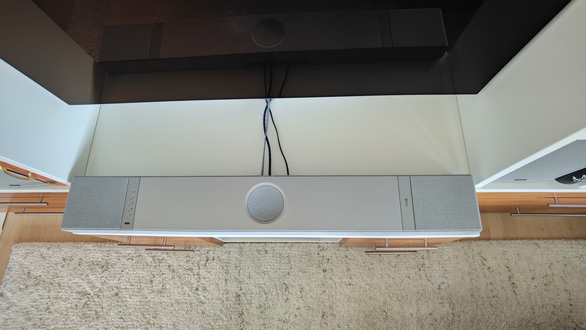 Soundbar KEF Xio: Leistungsstarkes 5.1.2-Set-up: 820 Watt Gesamtleistung, maximaler Schalldruckpegel von 102 dB, 12 Lautsprecher (6x 50 mm Uni-Q MX-Treiber, 2x 50 mm Vollbereichstreiber und 4x 50 × 152 mm P185 Treiber mit KEFs VECO-Technologie).