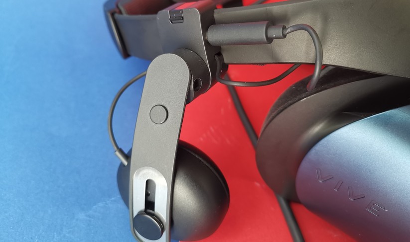 Die Kopfhörer sind integriert und überraschen mit gutem Klang trotz der Bauart, die an einen Sony-Walkman aus den 90ern erinnert. 