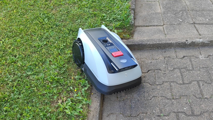 Bei schlechtem Satellitenempfang ist die Navigation  ungenau. Ecovacs empfiehlt für die Kartierung einen Abstand von 20 cm von der Kante einzuhalten, wenn der angrenzende Bereich tiefer liegt.