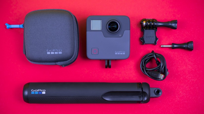 Bei der GoPro Fusion ist ab Werk alles dabei: Speicherkarten, Akku, Kabel sowie ein Selfie-Stick mit integriertem Stativ.