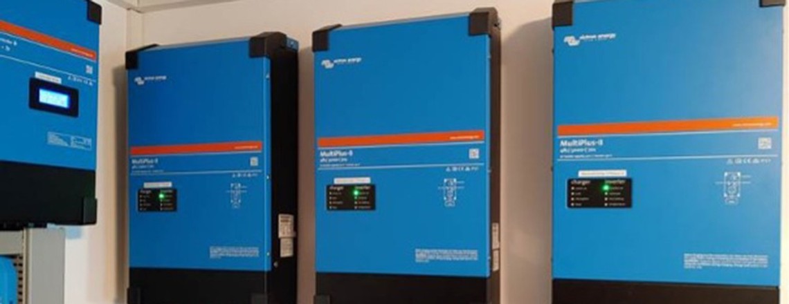 Inverteranlage: Drei Victron Multiplus II 5 kVA je Inverter und Phase. Man kann pro Phase bis zu 6 Geräte kaskadieren. Hier aber im 3-Phasenbetrieb.