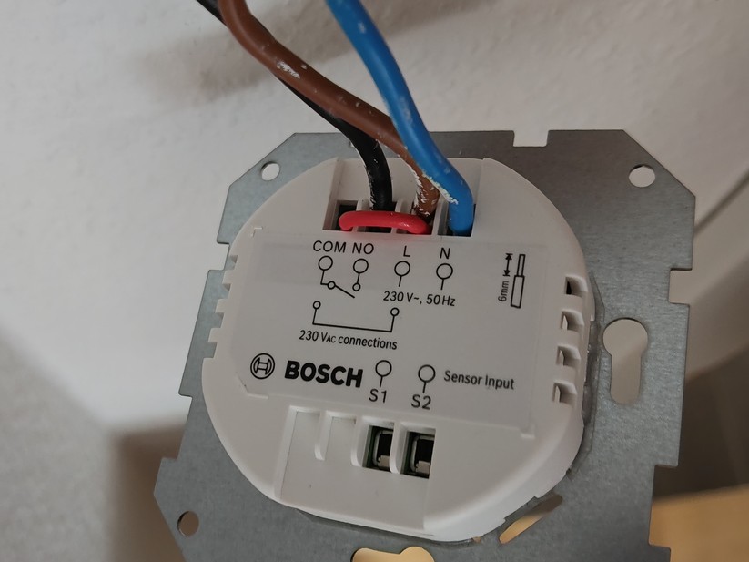 Das Bosch Raumthermostat II 230V nutzt zur Steuerung von Fußbodenheizungen die Zigbee-Funktechnik. Obwohl es damit grundsätzlich einen Hub benötigt, sind Anwender nicht auf das Bosch-Ökosystem festgelegt: Das Thermostat kann auch direkt in Home Assistant eingebunden werden.