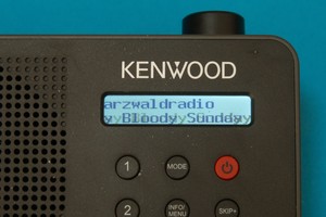 Kenwood CR-M25DAB im Test: Mini-Digitalradio mit Akku und ASA-Warnfunktion
