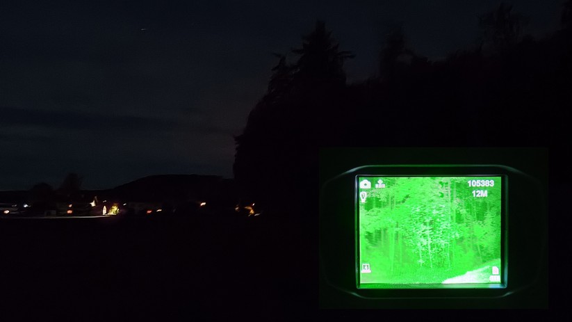 Der entfernte Waldrand ist immerhin schemenhaft zu erkennen. Leider blendet der helle Monitor.