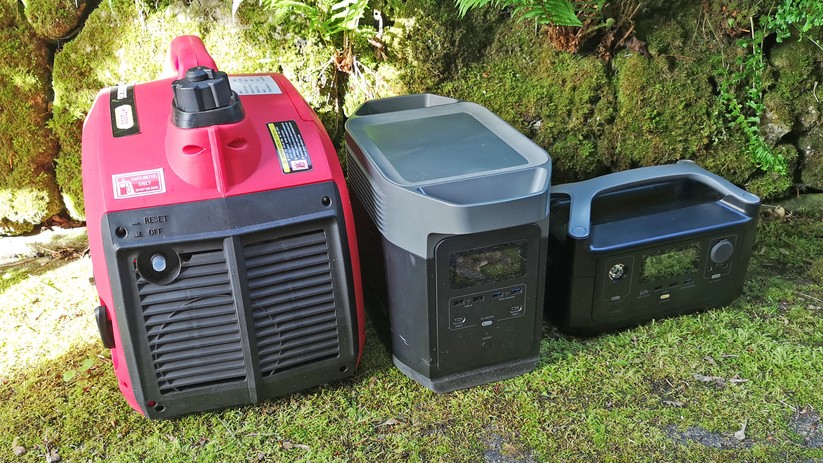 Ein mobiler Stromgenerator mit Benzinmotor (links) neben zwei Powerstations mit gleicher Leistung.