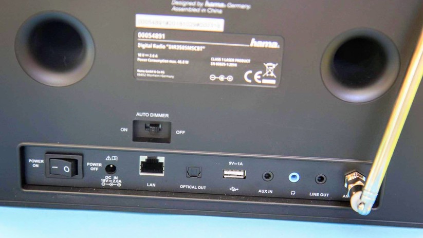 Zusätzlich zu den Standard-Anschlüssen stellt das Hama DIR3505MSCBT LAN-, USB- und 75-Ohm-Antennen-Anschluss sowie optischen Ausgang bereit.