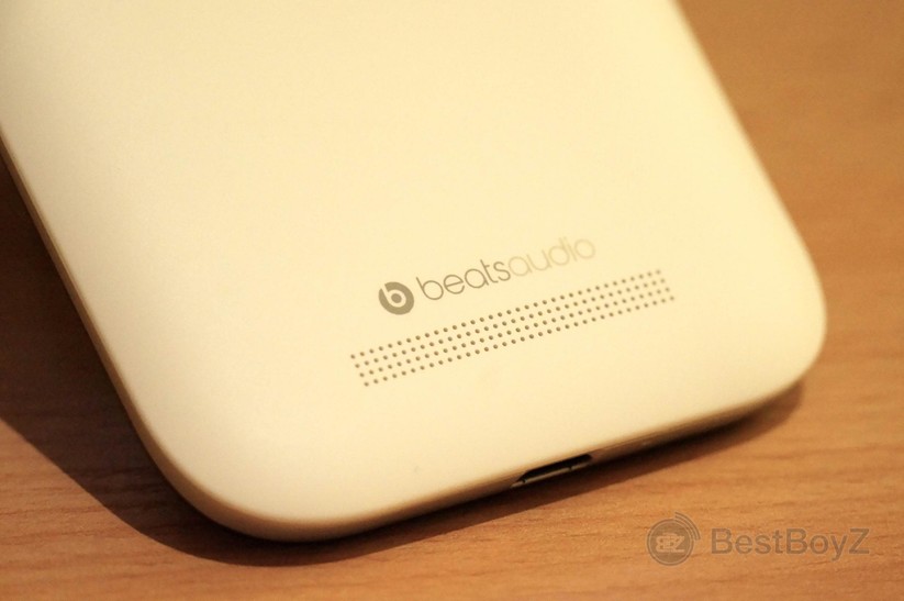 Beats Audio-Schriftzug und Lautsprecher auf dem HTC One SV