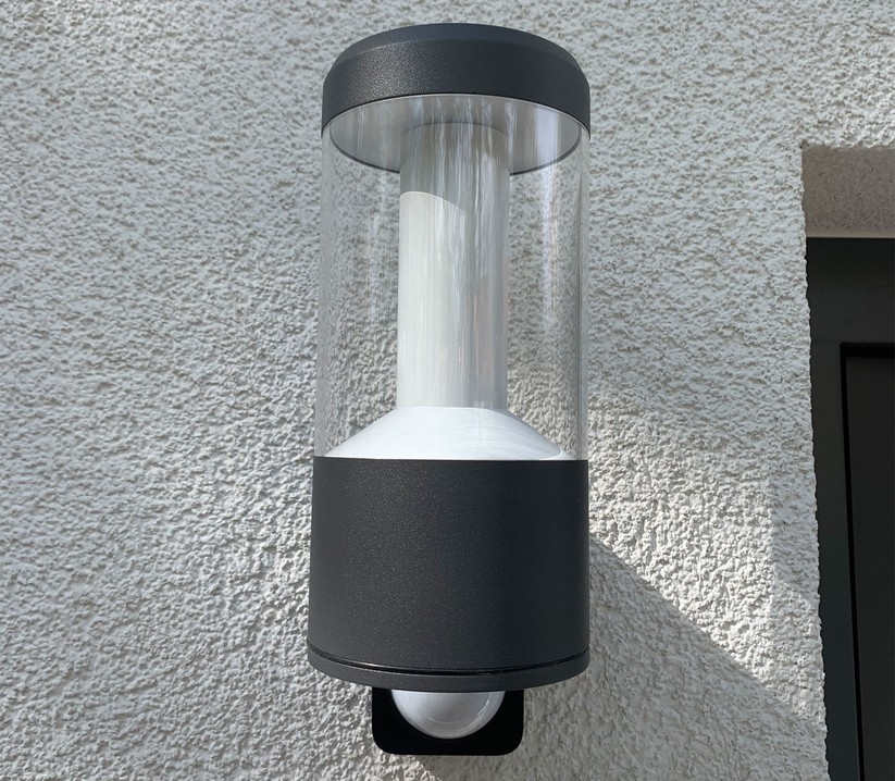 Die coole RGB-Wandleuchte von Ledvance wird über den Philips-Bewegungsmelder und den Timer in der Hue-App gesteuert – sorum funktioniert's problemlos.