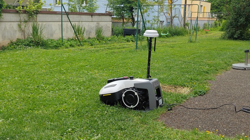  Ladestation und RTK-Antenne