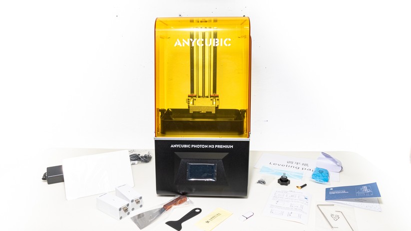 Der Anycubic Photon M3 Premium mit dem im Lieferumfang enthaltenen Zubehör.